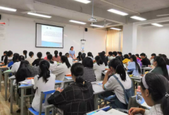 考核点评机制铸造高素质专业化教师队伍为品质建造注入教育动能