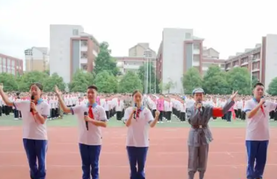 一场温暖的修行漫步校园德育如细雨般无声滋润着校园每个旮旯