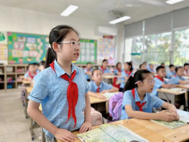 随机听取了语文数学等常态课具体教师教育方法和学生学习状况 随机听取了语文数学等常态课具体教师教育方法和学生学习状况