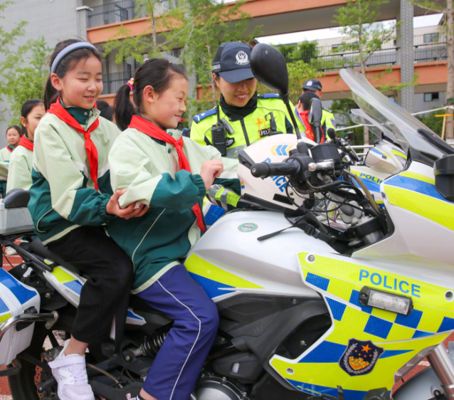 要抓紧孩子的手腕或许让孩子一直处在自己的视野之内防止意外