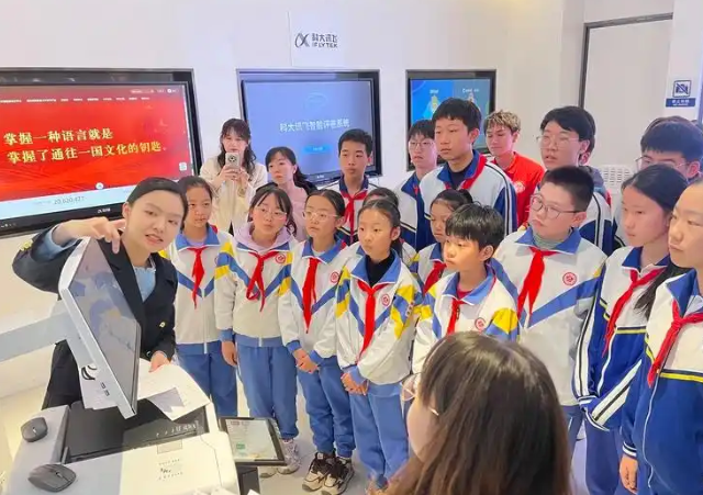 而在智慧教育体会区里学生们围在智能阅卷体系和单词PK