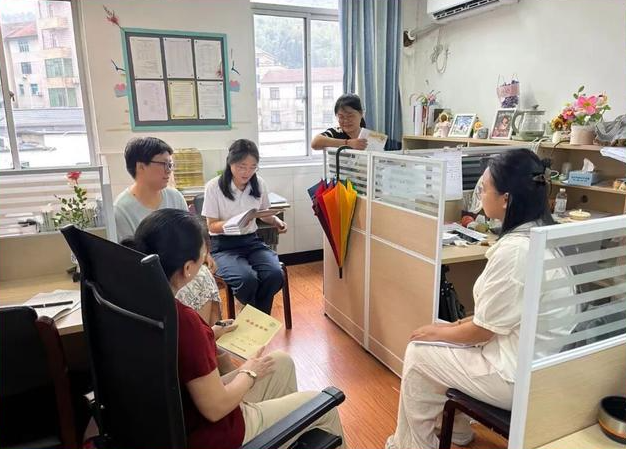 组织学习的陪同者和心灵的陪护者引导学生培育批判性思维