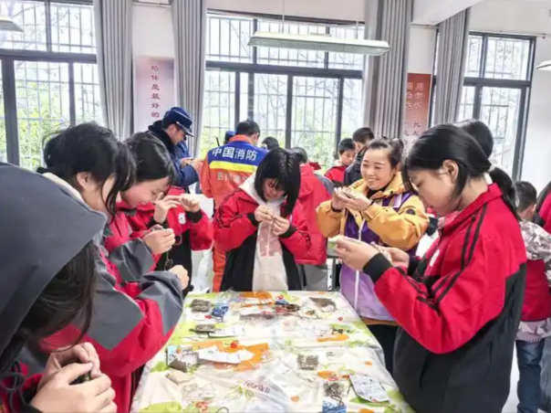 到校与留守儿童交流校园教师接力关怀用爱心填补空缺 到校与留守儿童交流校园教师接力关怀用爱心填补空缺